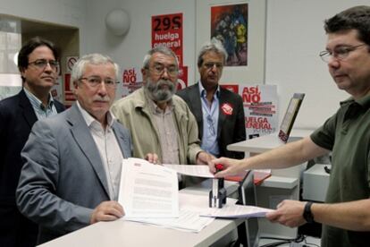 Los secretarios de CC OO y UGT, Ignacio Fernández Toxo y Cándido Méndez, registran en la sede del Ministerio de Trabajo la convocatoria de huelga del 29-S.