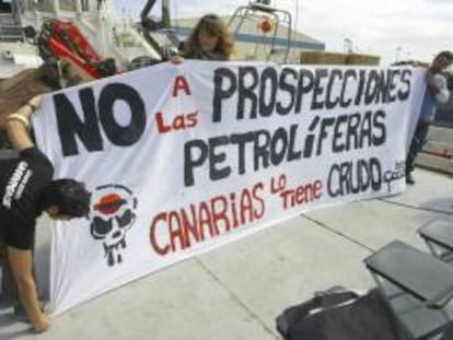 Voluntarios de Greenpeace despliegan una pancarta contra las prospecciones petrolíferas en las costas de Canarias. EFE/Archivo