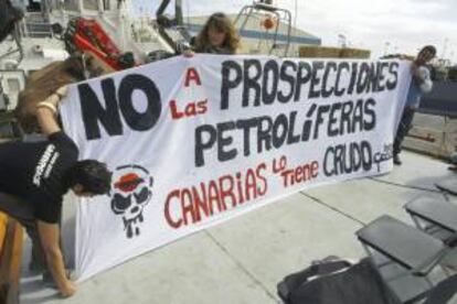 Voluntarios de Greenpeace despliegan una pancarta contra las prospecciones petrolíferas en las costas de Canarias. EFE/Archivo