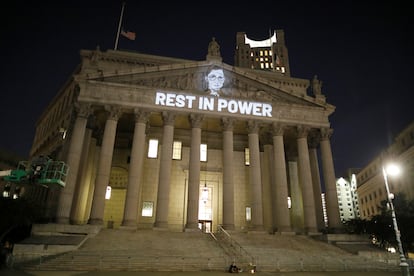 Uma imagem da juíza Ruth Bader Ginsburg, projetada na fachada da Corte Suprema, em Nova York, na noite de sexta-feira.