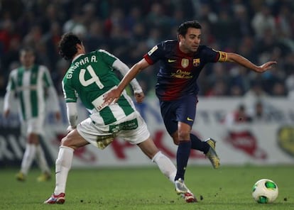 Xavi, durante el partido ante el Córdoba.