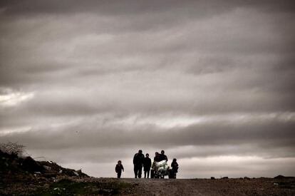 Un grupo de desplazados iraquíes abandona su barrio al oeste de Mosul (Iraq) durante una ofensiva del gobierno del país contra el Estado Islámico (EI).