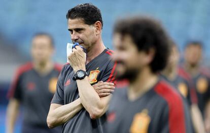 Fernando Hierro, en un entrenamiento en el estadio de Sochi.