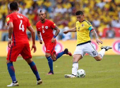 James Rodríguez cobra un tiro libre.