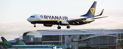 Avión de la compañía aérea de bajo coste Ryanair mientras aterriza en el aeropuerto de Dublín (Irlanda).