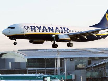 Avión de la compañía aérea de bajo coste Ryanair mientras aterriza en el aeropuerto de Dublín (Irlanda).