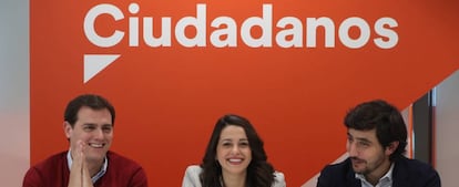 El presidente de Ciudadanos, Albert Rivera (i), junto a la líder de Ciudadanos en Cataluña y portavoz de la Ejecutiva, Inés Arrimadas, y el secretario de Programas y Areas Sectoriales, Toni Roldán.