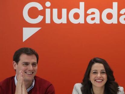 El presidente de Ciudadanos, Albert Rivera (i), junto a la líder de Ciudadanos en Cataluña y portavoz de la Ejecutiva, Inés Arrimadas, y el secretario de Programas y Areas Sectoriales, Toni Roldán.