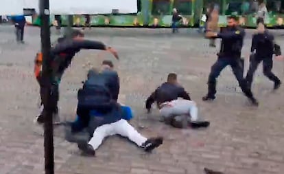 Captura de vídeo donde se muestra un hombre con cuchillo (izquierda) atacando a un policía en la plaza del mercado de Mannheim, Alemania, el viernes 31 de mayo de 2024.