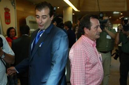 EL HOTEL DEL 'TAMAYAZO'. Francisco Bravo y Francisco Vázquez reservaron la habitación de hotel en la que se refugiaron Eduardo Tamayo y Teresa Sáez tras no acudir a la Asamblea de Madrid a votar la investidura de Rafael Simancas. En la foto, esperan a declarar en la comisión de investigación de la Asamblea de Madrid.