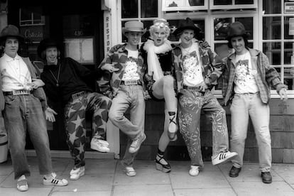 Modelos usando la ropa diseñada por Westwood, afuera de su segunda tienda, "World's End Shop", en Londres. Su colaboración con McLaren bajo la etiqueta "World's End" terminaría en 1985.