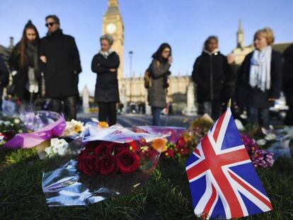 Vista del altar improvisado levantado ante el Parlamento donde se produjo el pasado mi&eacute;rcoles el ataque terrorista en Londres 