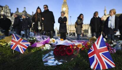 Vista del altar improvisado levantado ante el Parlamento donde se produjo el pasado mi&eacute;rcoles el ataque terrorista en Londres 