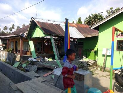 Un niño camina entre los escombros de una casa tras el terremoto de magnitud 7,5 que sacudió la isla de Célebes, situada en el norte de Indonesia, el 28 de septiembre.