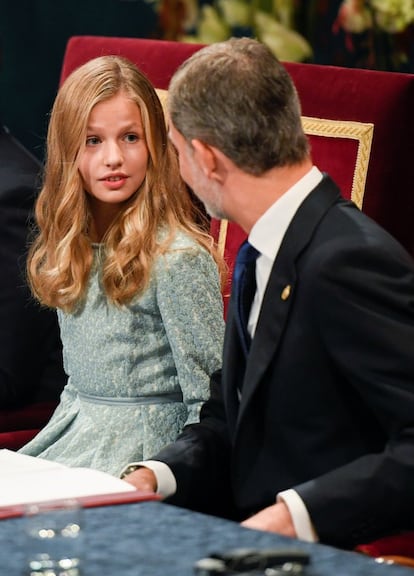 La princesa Leonor junto a su padre el rey Felipe, minutos antes de comenzar la entrega de los premios Princesa de Asturias.