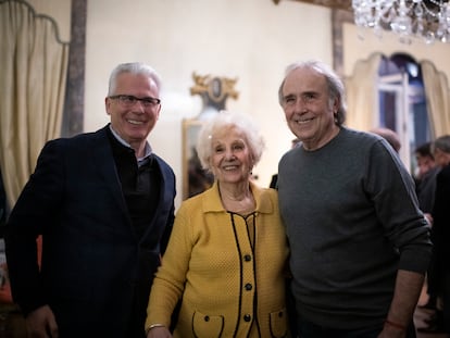 Joan Manuel Serrat y Baltasar Garzón junto a Estela de Carlotto durante el homenaje celebrado este lunes en la residencia del embajador argentino en Madrid.