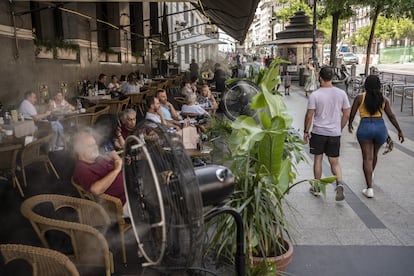 Ambiente en la terraza del Círculo de Bellas Artes de Madrid.