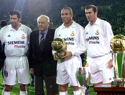 Figo, Di Stéfano e Zidane posam com Ronaldo, que segura a Bola de Ouro.