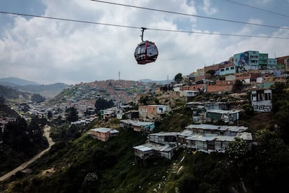 Un TransmiCable sobrevuela Ciudad Bolívar, un barrio periférico de Bogotá