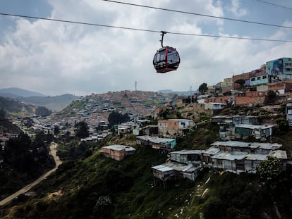 Una góndola de Trasmi Cable pasa por encima del barrio El Paraíso, uno de los más pobres de Bogotá (Colombia).