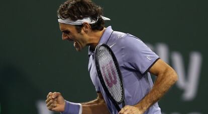 Roger Federer celebra el primer set ante Anderson.