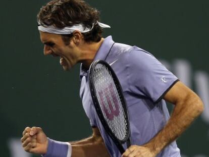 Roger Federer celebra el primer set ante Anderson. 
