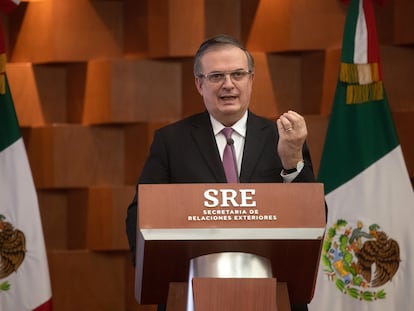 El secretario mexicano de Relaciones Exteriores, Marcelo Ebrard, habla durante una rueda de prensa de las tensiones crecientes entre Ucrania y Rusia.