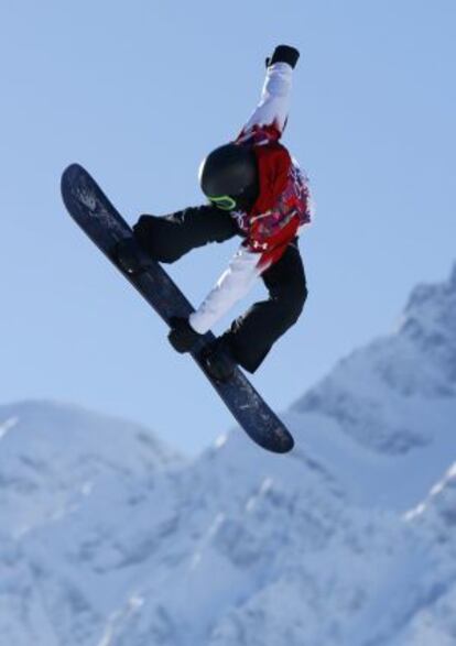 Mark McMorris, 'snowboarder' canadiense, entrenándose en Sochi.