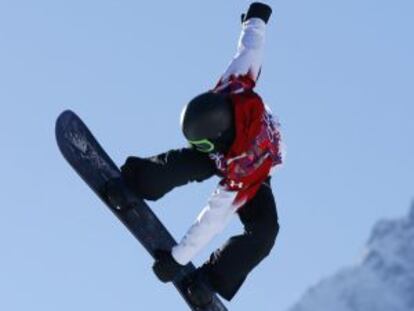 Mark McMorris, 'snowboarder' canadiense, entrenándose en Sochi.
