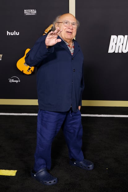 Danny DeVito, gran representante del hombre bajito que triunfa a golpe de talento y carisma, en 2024 en Los Ángeles.