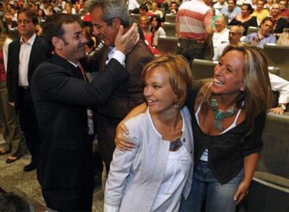 Leire Pajín y Trinidad Jiménez; detrás, el líder del PSM, Tomás Gómez, saluda al secretario de UGT-Madrid, José Ricardo Martínez.