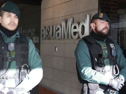 La Guardia Civil durante el registro ayer de la sede de la empresa Aguas de las Cuencas Mediterr&aacute;neas (Acuamed), dependiente del Ministerio de Agricultura y Medio Ambiente, por posibles irregularidades en su contrataci&oacute;n.