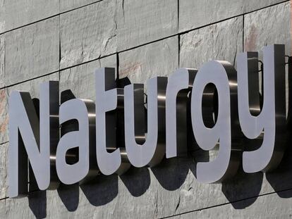 Logotipo de Naturgy en su sede de Madrid.