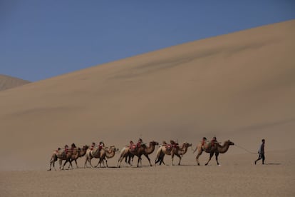 La Ruta de la Seda es un gran viaje que no se conforma sólo con atravesar la geografía, sino que también transcurre a través de la historia, la cultura, la política y la religión. Así cambian los paisajes a lo largo de este trayecto de miles de kilómetros entre Kirguistán y Pekín.