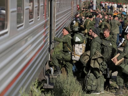 Decenas de reclutas rusos suben a un tren en Prudbói, región de Volgogrado, en octubre de 2022, apenas unas semanas después de que Putin decretase una movilización parcial.