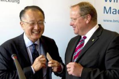 El nuevo presidente del Banco Mundial, Jim Yong Kim (i), charla con el ministro alemán de Economía, Dirk Niebel (d) durante una rueda de prensa en Berlín, Alemania, el día 11 de septiembre de 2012. Kim visita Alemania por primera vez.