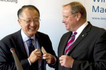 El nuevo presidente del Banco Mundial, Jim Yong Kim (i), charla con el ministro alemn de Economa, Dirk Niebel (d) durante una rueda de prensa en Berln, Alemania, el da 11 de septiembre de 2012. Kim visita Alemania por primera vez.