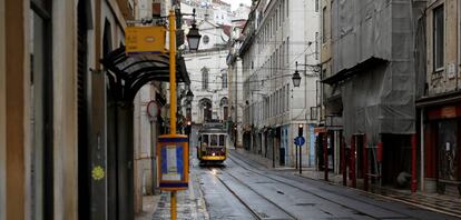 Un tranvía en el centro de Lisboa.