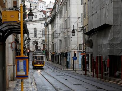 Un tranvía en el centro de Lisboa.