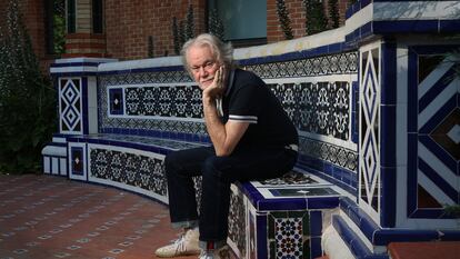Terry Hayes, escritor, productor y guionista inglés, junto a la Casa de las Fieras del parque del Retiro de Madrid.