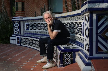 Terry Hayes, escritor, productor y guionista inglés, junto a la Casa de las Fieras del parque del Retiro de Madrid.