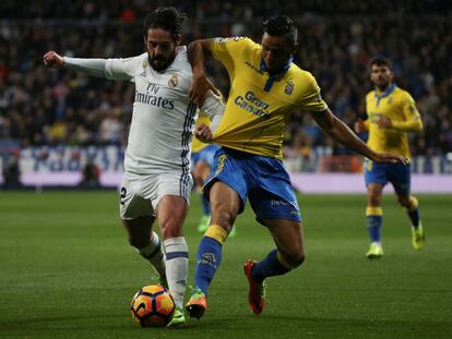 El jugador del Real Madrid, Francisco "Isco" Alarcón, disputa un balón con el jugador de Las Palmas, David Simón.