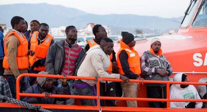 Immigrants rescatats al Mar d'Alboran arriben a Motril aquest divendres.