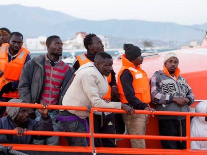 Immigrants rescatats al Mar d'Alboran arriben a Motril aquest divendres.
