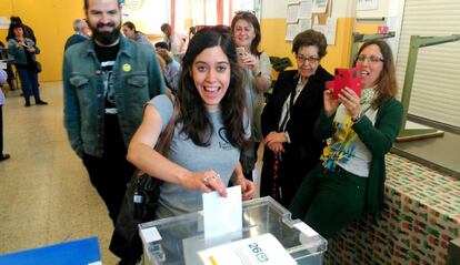 Anna Saliente, candidata a la alcaldía de Barcelona por la CUP, vota este domingo en Barcelona.