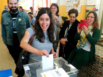 Anna Saliente, candidata a la alcaldía de Barcelona por la CUP, vota este domingo en Barcelona.