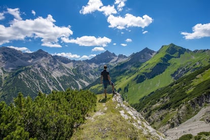 En 2005 la Convención Alpina acabó el trazado y señalización y creó oficialmente el primer sendero transalpino: la Vía Alpina. Cinco rutas componen esta red de itinerarios que conecta países y senderos de los Alpes occidentales. No obstante, el eje principal de la red es el Sendero Rojo que va de Trieste (Italia) a Mónaco, pasando por Italia, Eslovenia, Austria, Alemania (en la foto, cima del pico Hochvogel, en los Alpes de Allgäu), Liechtenstein, Suiza y Francia. Este recorrido cubre unos 2.414 kilómetros en 161 etapas y cruza fronteras 44 veces. Inicio: Trieste (Italia). Final: Mónaco. Distancia: 2.414 kilómetros. Más información: <a href="http://via-alpina.org/" target="_blank">via-alpina.org</a>