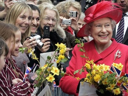 La reina Isabel II de Inglaterra sonríe entre sus admiradores en las calles de Windsor.
