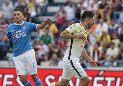 Giménez (i) se lamenta y Peralta (d) festeja el gol