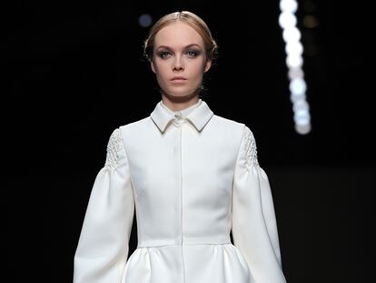 A Valentino le sale la curva de la feminidad